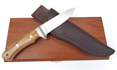Jagdmesser-Set mit Schärfer in Holzschatulle